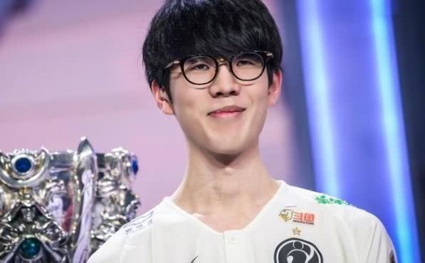 还是选赛娜好呀 Elk略显隐身 赛娜0阵亡 五局斩获18-9-47数据