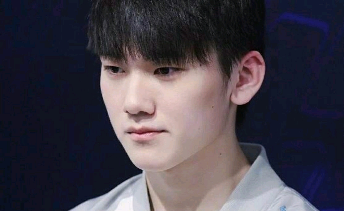 身背57万诈骗案逃犯在网吧看英雄联盟比赛时被抓